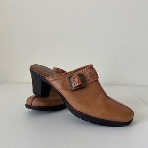 Clarks women’s tan leather mules — size 11
